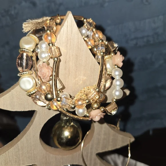 Bracelets - Picture 5 of 9